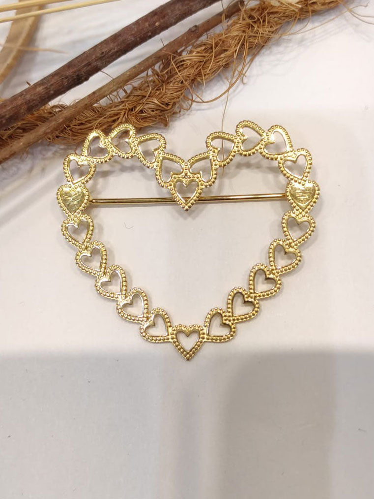 Elsa - Guldfärgad brosch i hjärtform